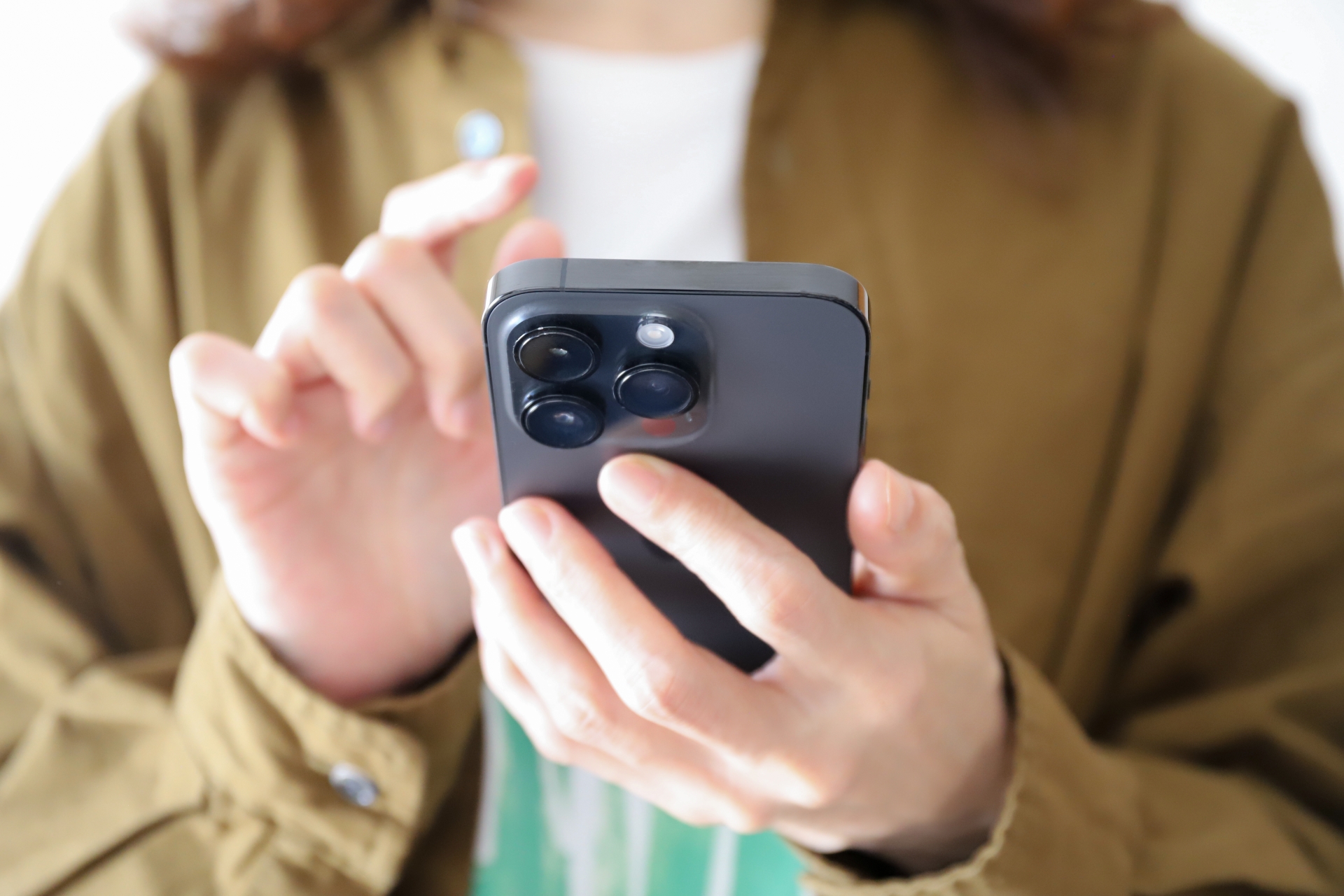SNS投稿のためにスマホを操作