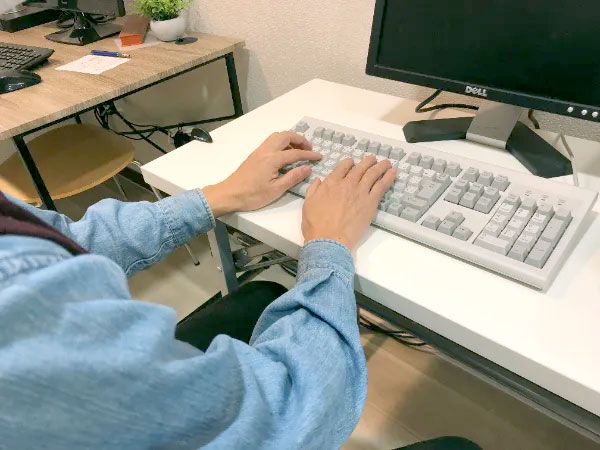 パソコンを操作する人