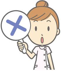 NGの札をもつ女性