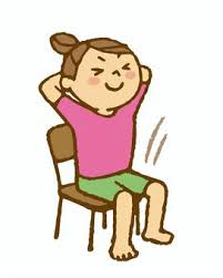 椅子に座る女性